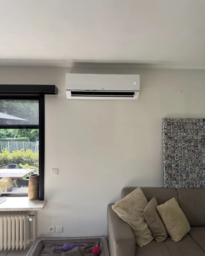 LG airco binnenunit in de living met zicht op de tuin