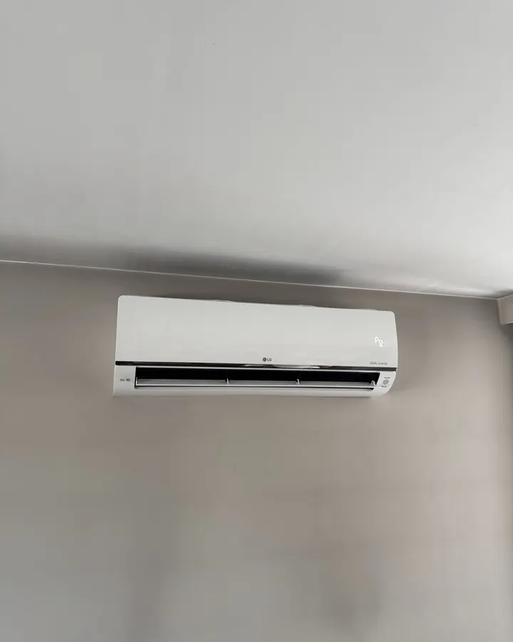 LG airco binnenunit tegen het plafond in de leefruimte