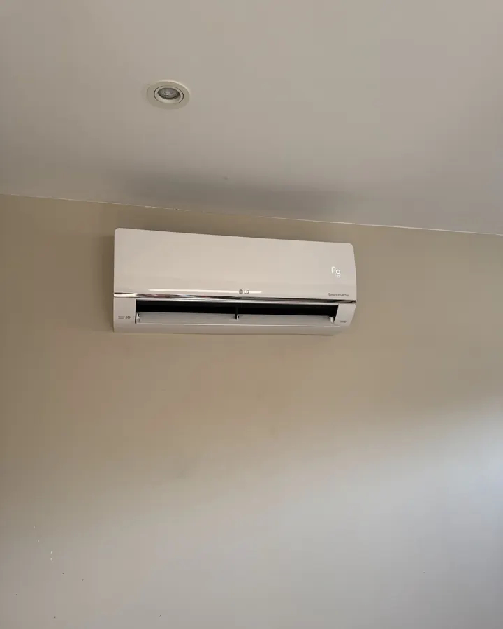 LG airco binnenunit tegen een lichte wand