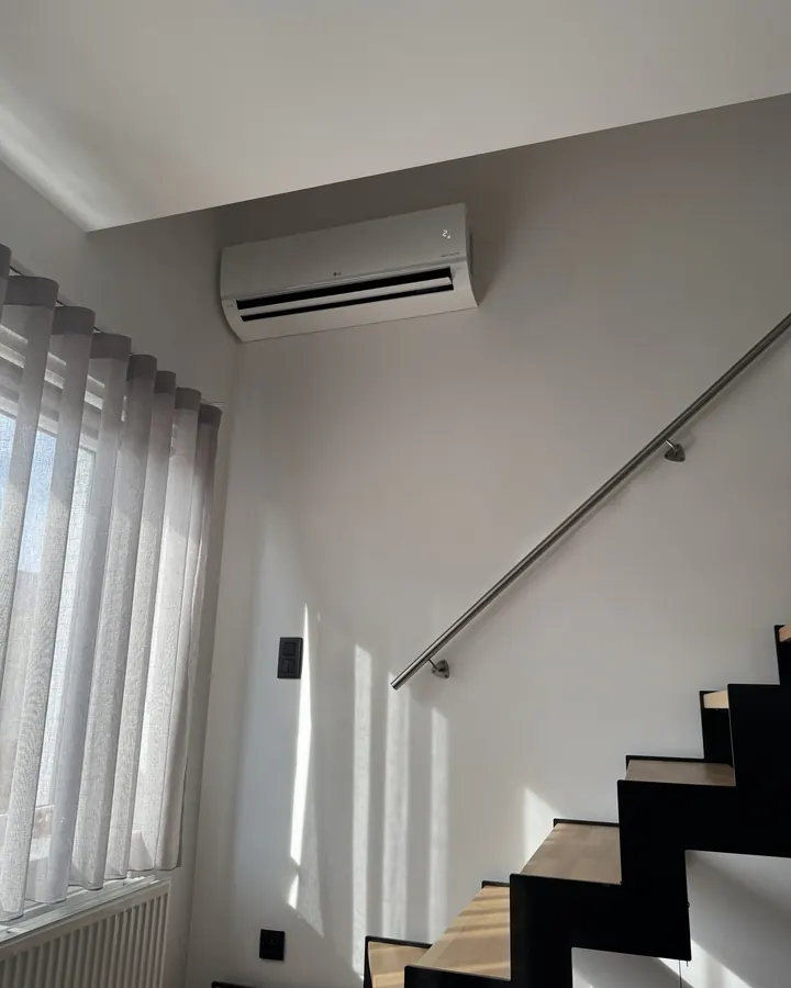 LG airco binnenunit boven de trap in de hal