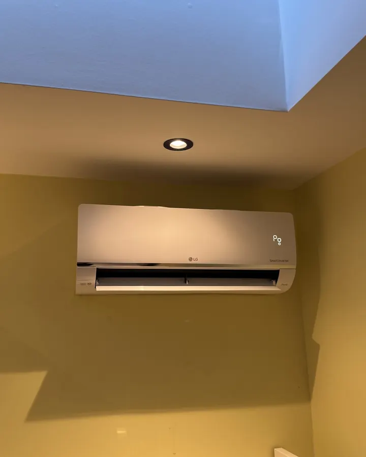 Binnenunit in een warme leefruimte in Putte — VB Energy
