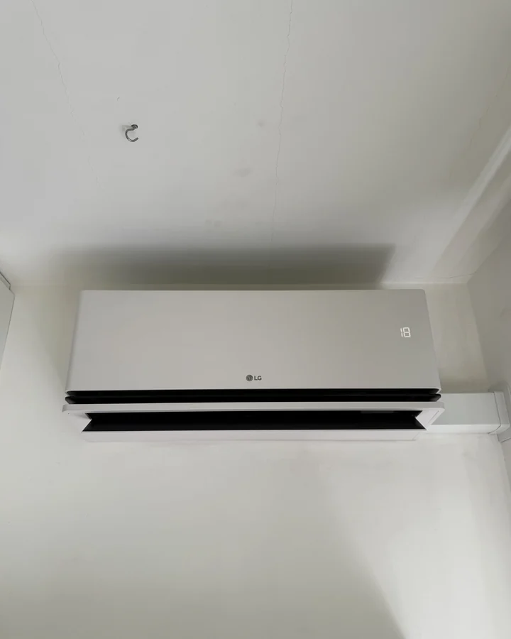 LG binnenunit tegen de wand in de vierde kamer