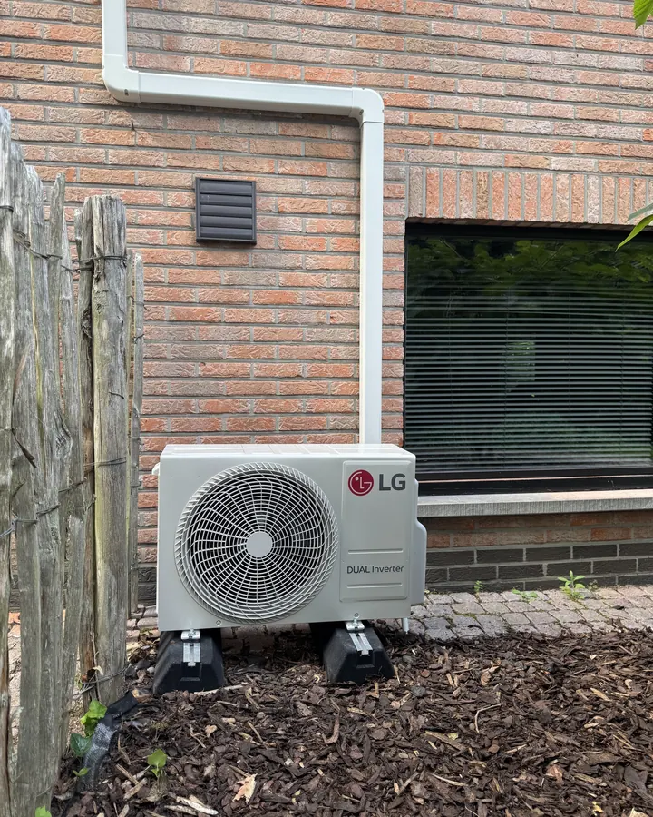Buitenunit op een voetblok naast de woning — VB Energy
