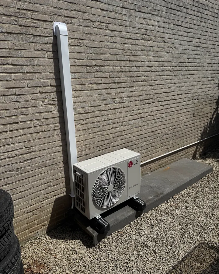 LG airco buitenunit met leiding langs de gevel