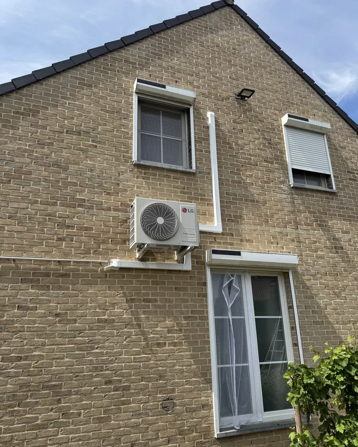 LG airco buitenunit op wandbeugel tegen de gevel, netjes afgewerkt