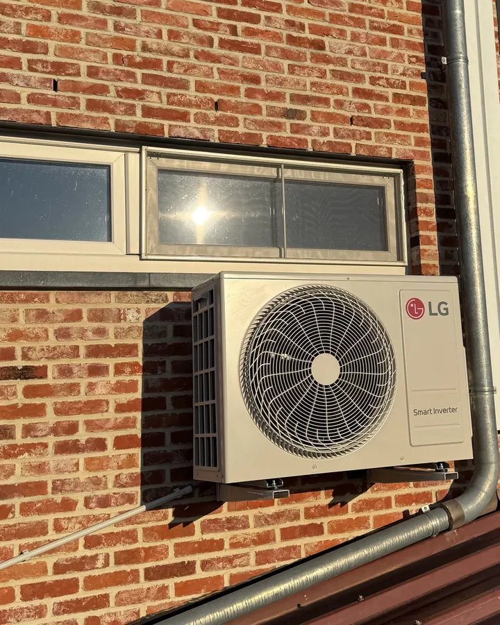 Buitenunit tegen de zijgevel in Putte — VB Energy