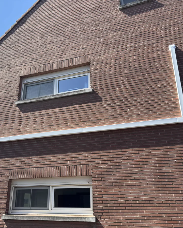 De leidingkoker loopt in een rechte lijn over de gevel naar de bovenverdieping