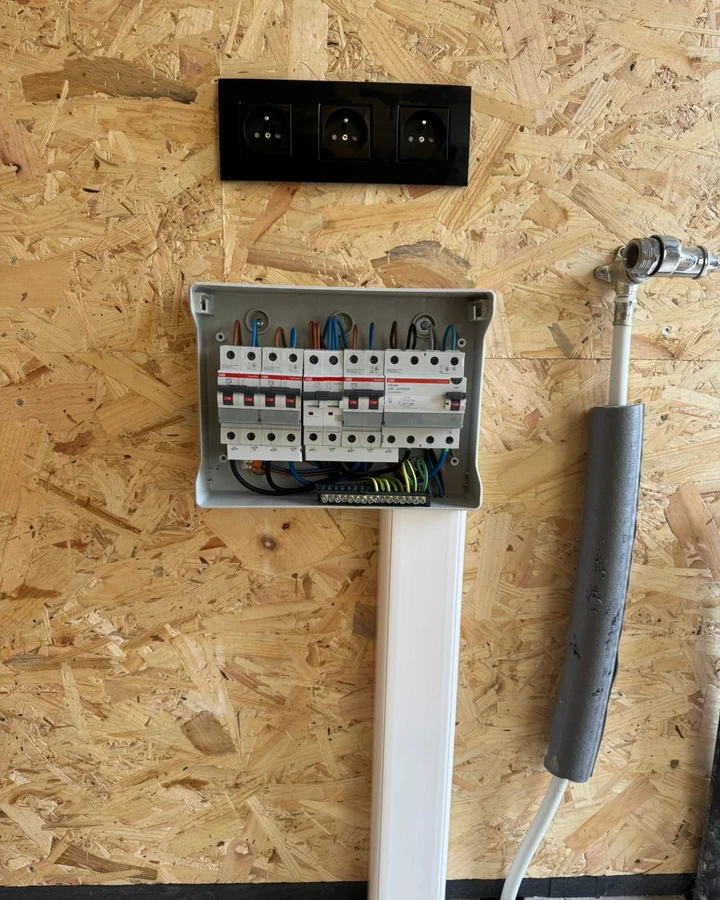 Hetzelfde bord open: de automaten, de differentieel en de aardingsklem