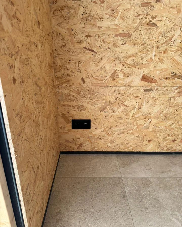 Dubbele schakelaar in Niko Intense Black tegen de OSB-wand
