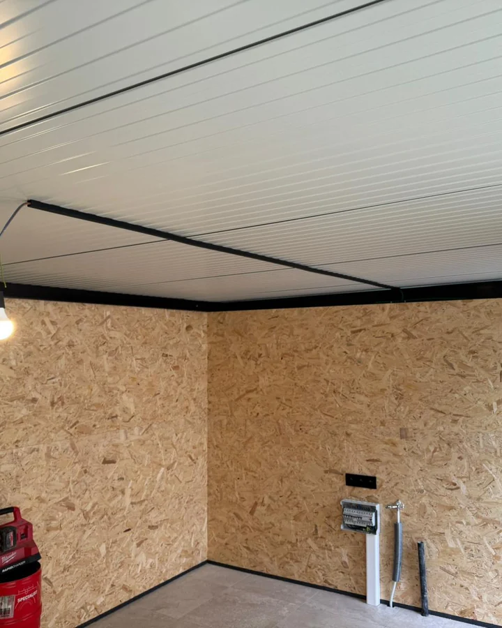 De leiding naar het verlichtingspunt, strak langs de rand van het plafond