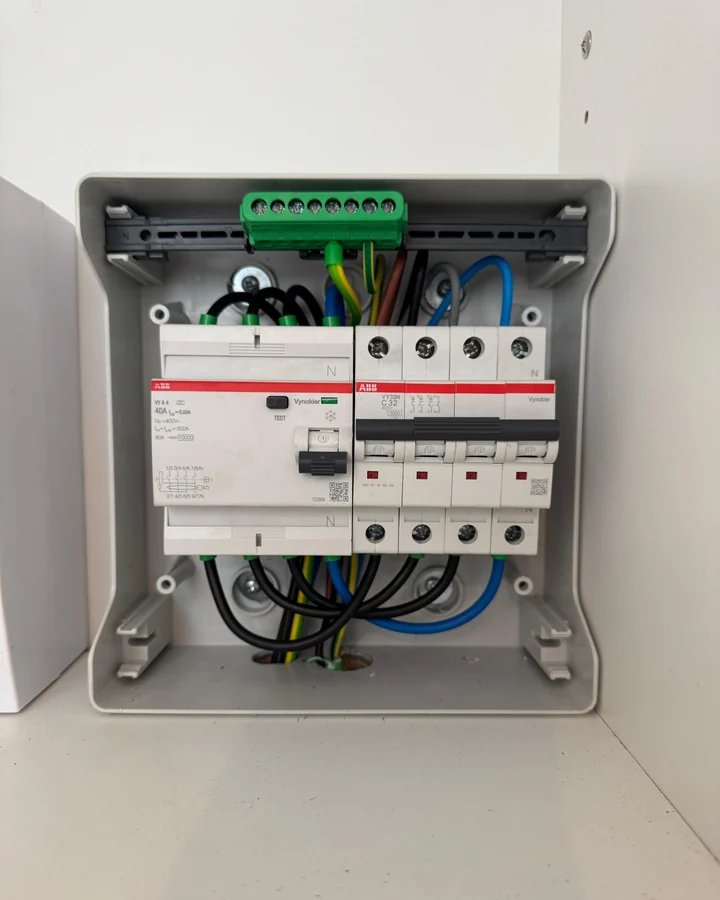 Het bordje voor de laadpaal open: eigen differentieel van 40 A en een automaat van 32 A