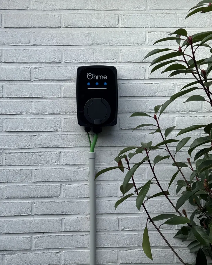 Laadpaal tegen de gevel in Haacht — VB Energy