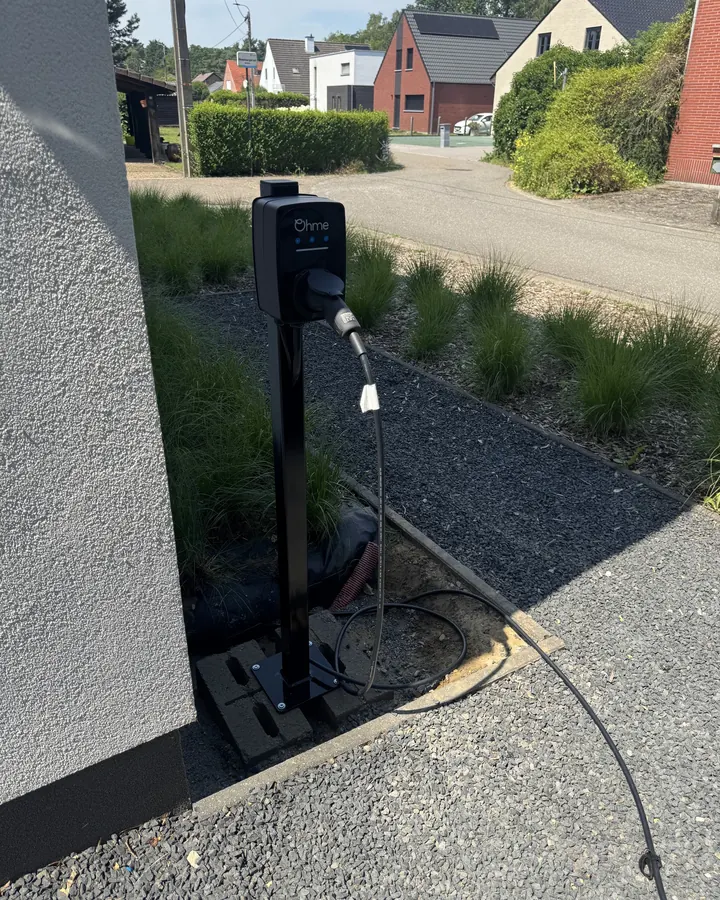 Laadpaal met de kabel netjes weggewerkt in Tremelo — VB Energy