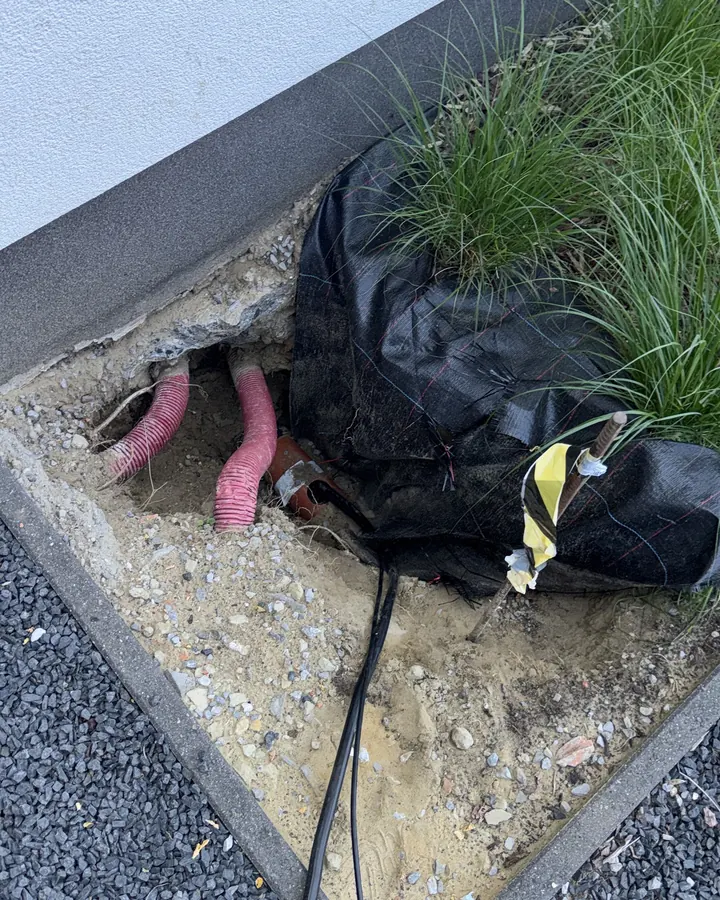 De wachtbuizen liggen klaar in de sleuf, voor de paal geplaatst wordt