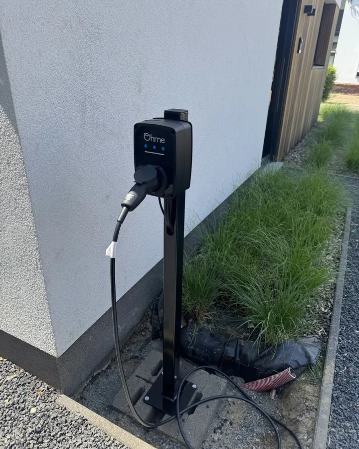 Laadpaal op een sokkel aan de oprit in Tremelo — VB Energy