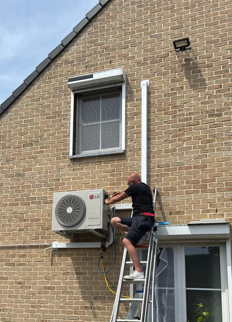 VB Energy plaatst een airco-buitenunit tegen de gevel van een woning
